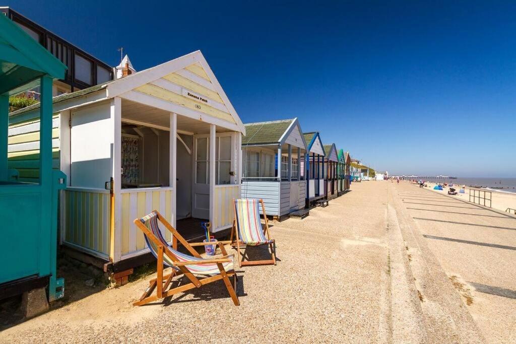 Covehithe House-coastal Luxury- Sleeps 12-with Huge Swimspa! Holiday home