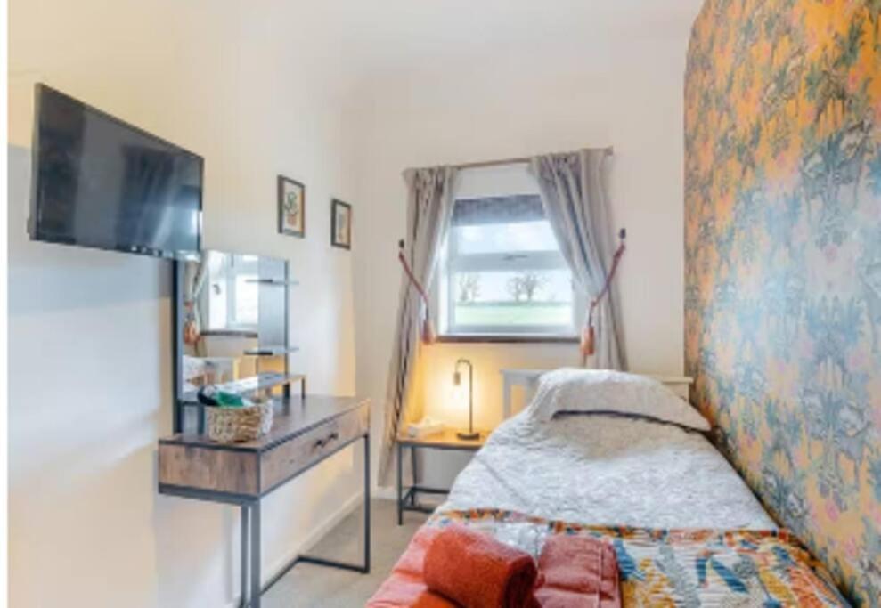 Covehithe House-coastal Luxury- Sleeps 12-with Huge Swimspa! Holiday home