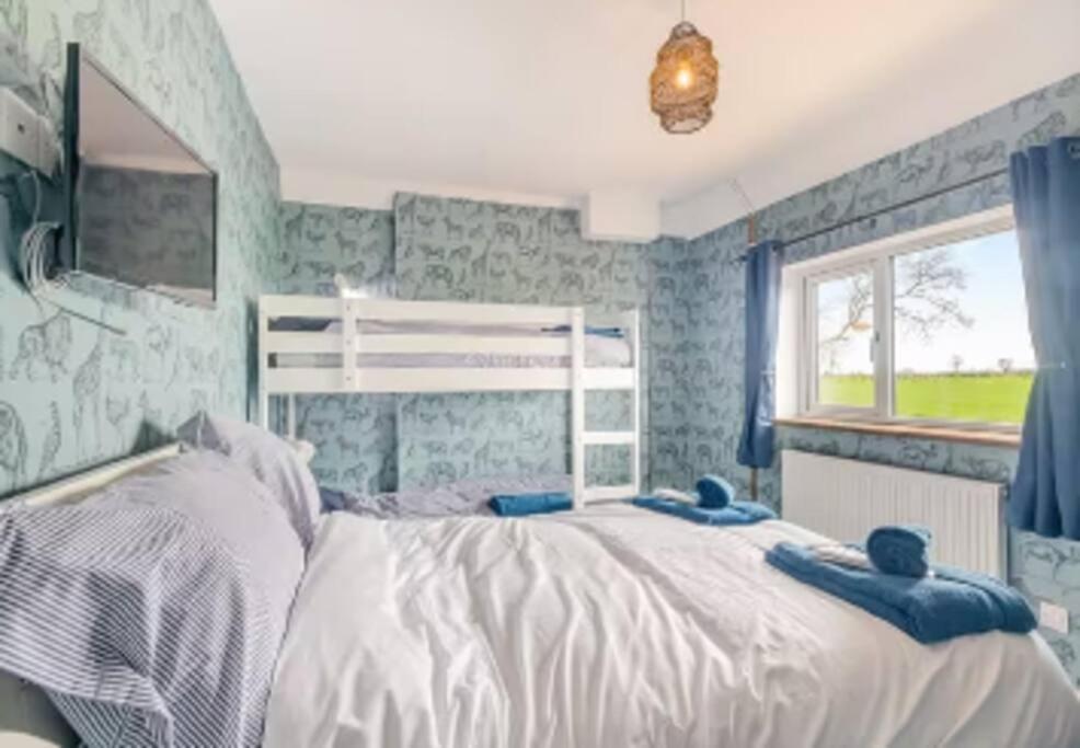 Covehithe House-coastal Luxury- Sleeps 12-with Huge Swimspa! Holiday home
