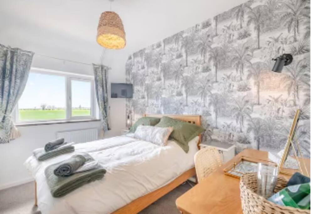 Covehithe House-coastal Luxury- Sleeps 12-with Huge Swimspa! * Wrentham