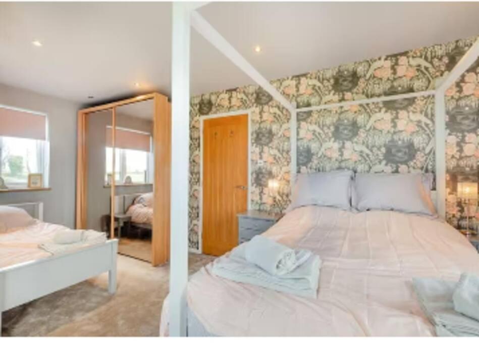 Holiday home Covehithe House-coastal Luxury- Sleeps 12-with Huge Swimspa! Wrentham